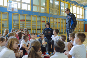 HIV/AIDS Prevention Programme in Ukraine/ School No 136 in Dnipropetrovsk/ Sportunterricht mit den Sportlehrern Burlakova Suliya &amp; Korote Vyacheslav in der Schul nr.136 in Dnipropetrovsk/ Sport Parcour